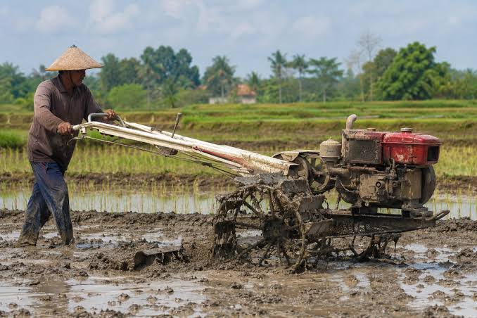 Fungsi Hand Tractor dalam Pengolahan Lahan
